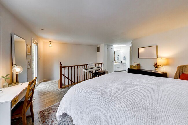 Building Photo - 2bd/2.5ba hideaway in the heart of Reston - incredible location $2750+util.