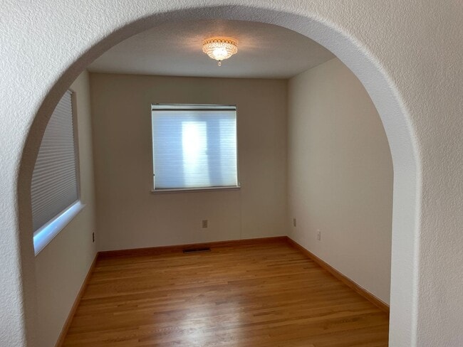 Building Photo - Large Foothills Home