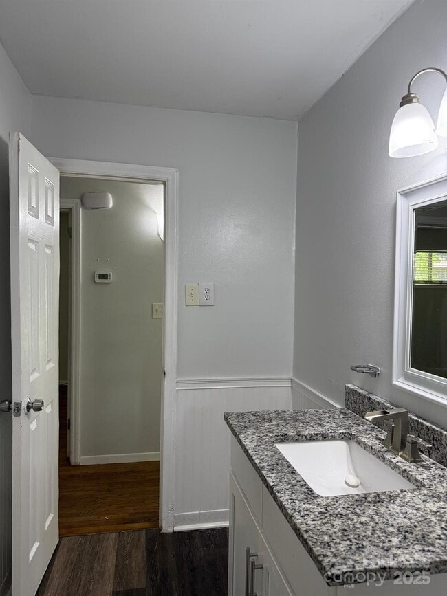 Building Photo - 617 Camrose Dr