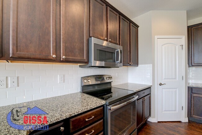 Building Photo - Beautiful home with 5 bedrooms, 4 bathroom...