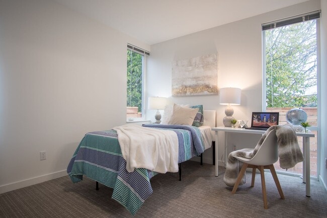 Building Photo - Modern 3BR/2BA Townhouse with Rooftop View...