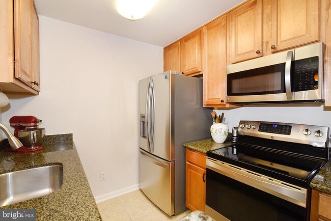 Building Photo - 3175 Summit Square Dr