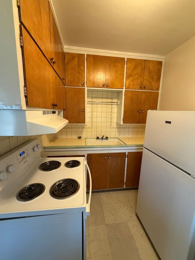 Building Photo - Super Cool Downtown Apartment!2 Bedroom, 1 Bathroom Apartment with Secure Entrance