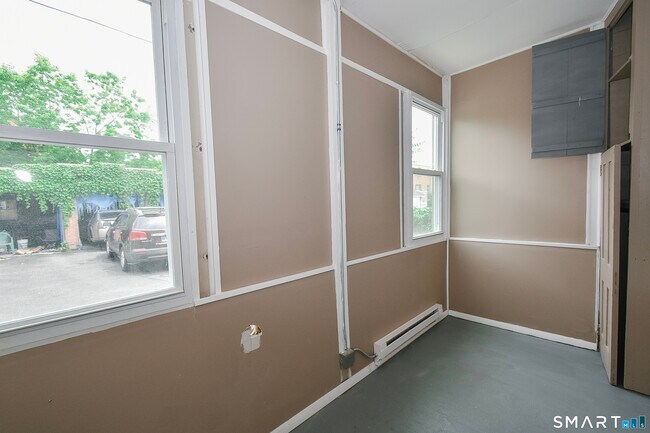 Building Photo - 122 Hungerford St