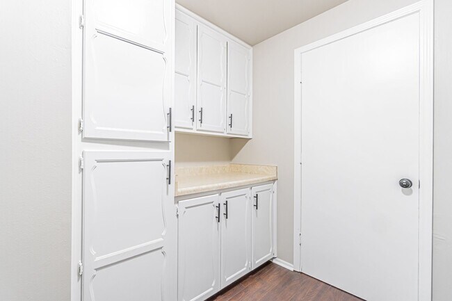 Building Photo - Beautiful home in an established neighborhood with a new roof is waiting for you!