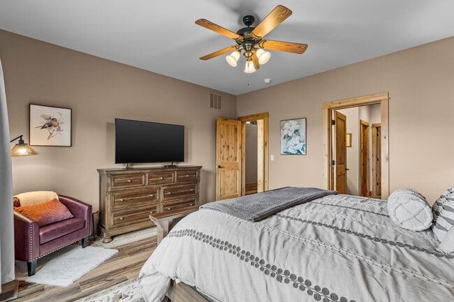 Building Photo - 3 Bed 2.5 bath plus Office/den-Townhome-Ri...
