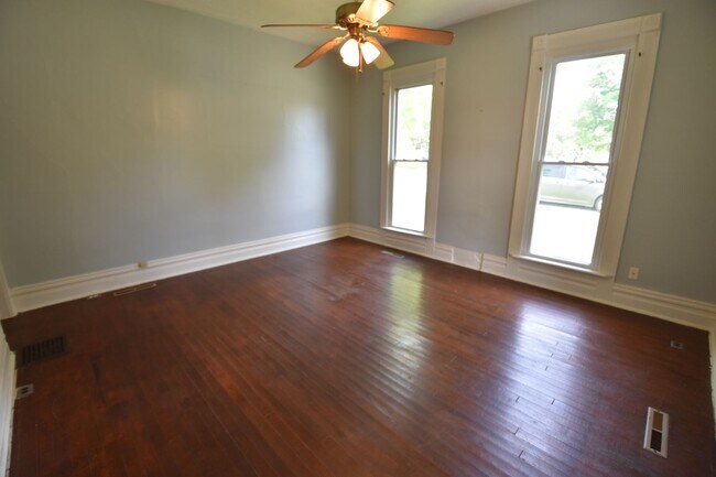 Building Photo - One Bedroom Unit in Greenfield with MOST u...