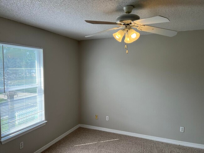 Building Photo - 9 Lantana Ct