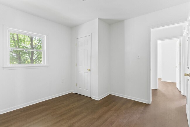 Building Photo - 422 Longwood Ave