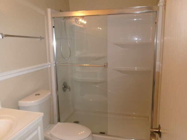 Building Photo - 2 bedroom duplex apartment off Forestbrook...