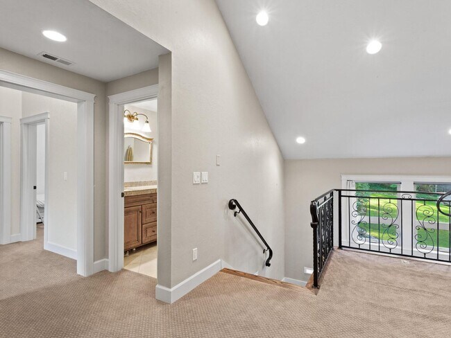 Building Photo - 4207 SE Aldercrest Rd