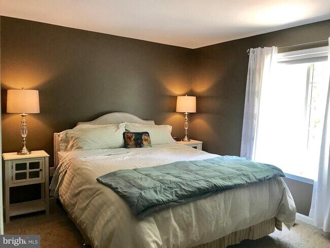 Building Photo - 8 Plumosa Dr