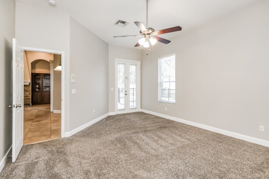 Building Photo - 726 Regina Cir