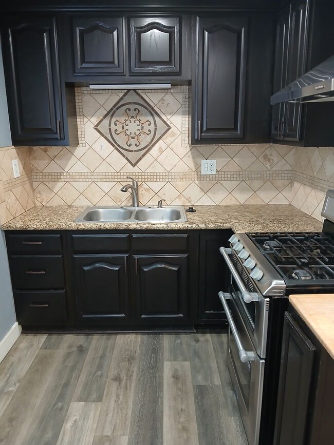 Building Photo - 560