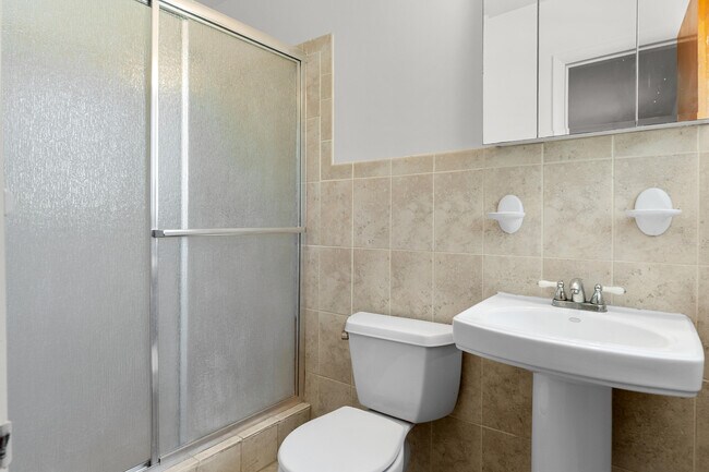 Building Photo - 225 E Ilex Dr