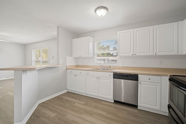 Building Photo - Move in Ready! Modern 3-Bedroom 2-bath Hom...