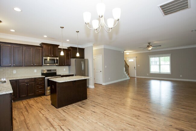 Building Photo - Beautiful home in Gated Community of Woodlake