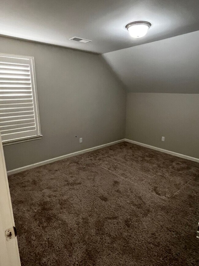 Building Photo - Custom Built home in a quiet subdivision