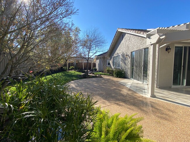 Building Photo - Livermore South Very Private 4 bedroom/3 b...