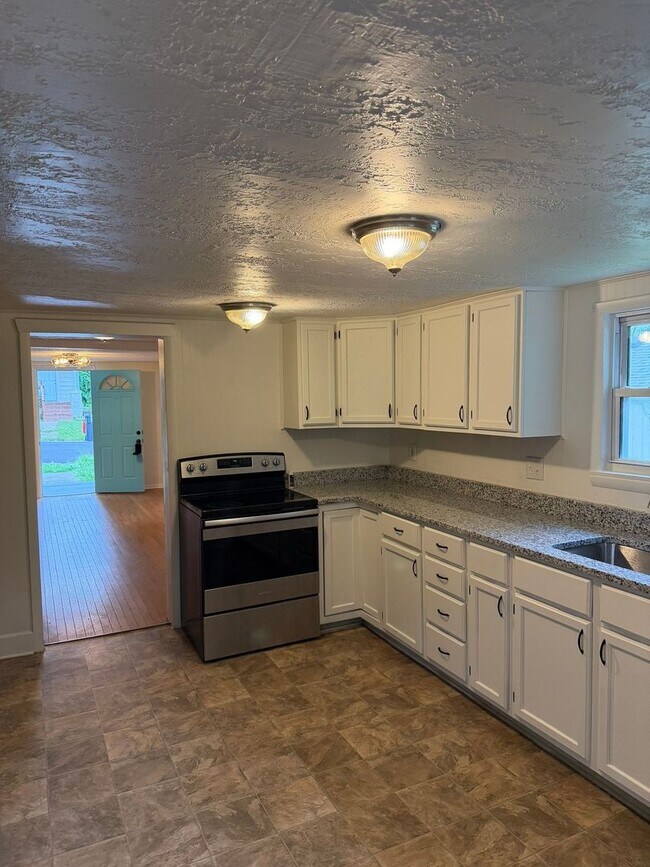 Building Photo - Charming 2 Bed 1 Bath Home with Fenced Backyard in Excelsior Springs