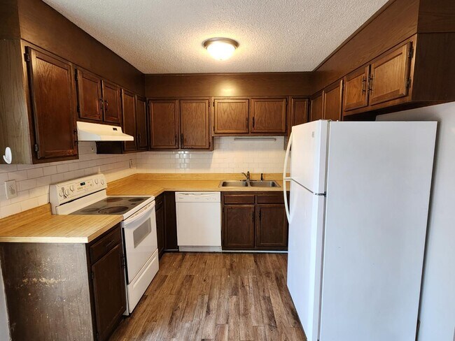 Building Photo - 408 Sheila St