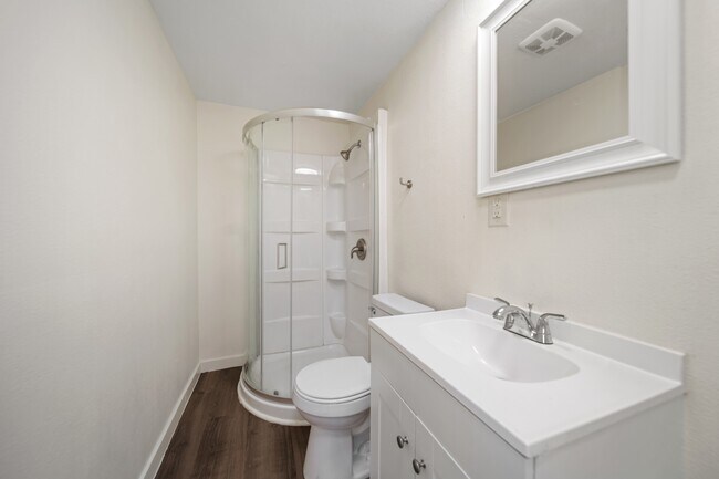 Building Photo - 562 Eastwood Dr