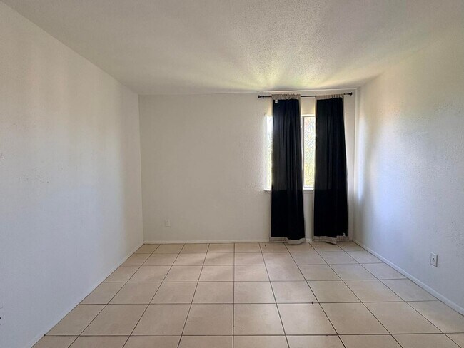 Building Photo - 1/1 Condo for Rent in Fort Myers