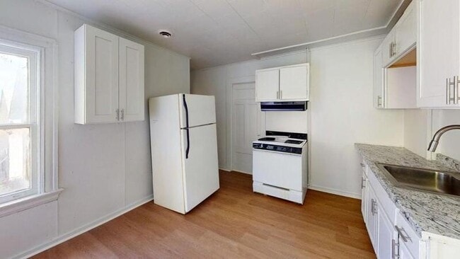 Building Photo - 588 Brown St