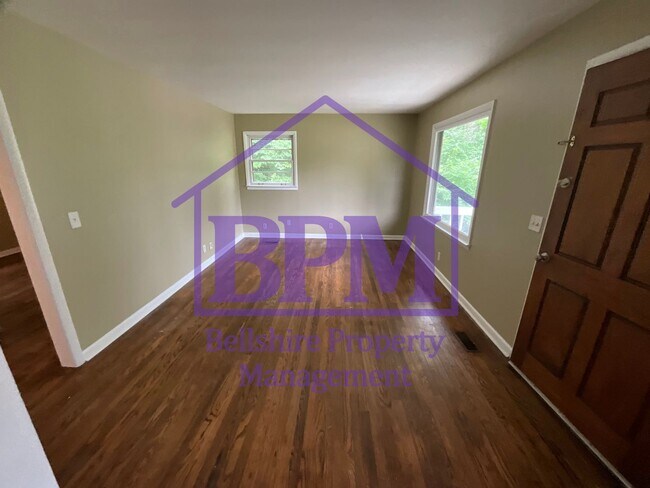 Building Photo - Cozy & Freshly Updated 2 Bed / 1 Bath Home...