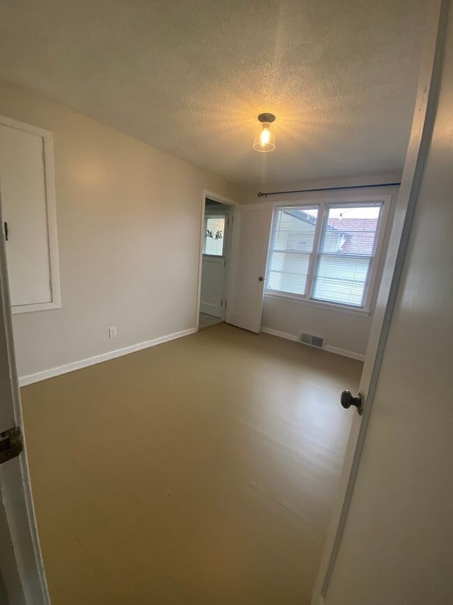Building Photo - Audubon-Downriver Neighborhood 3+ bedroom, 1 bath corner lot with large, fenced yard