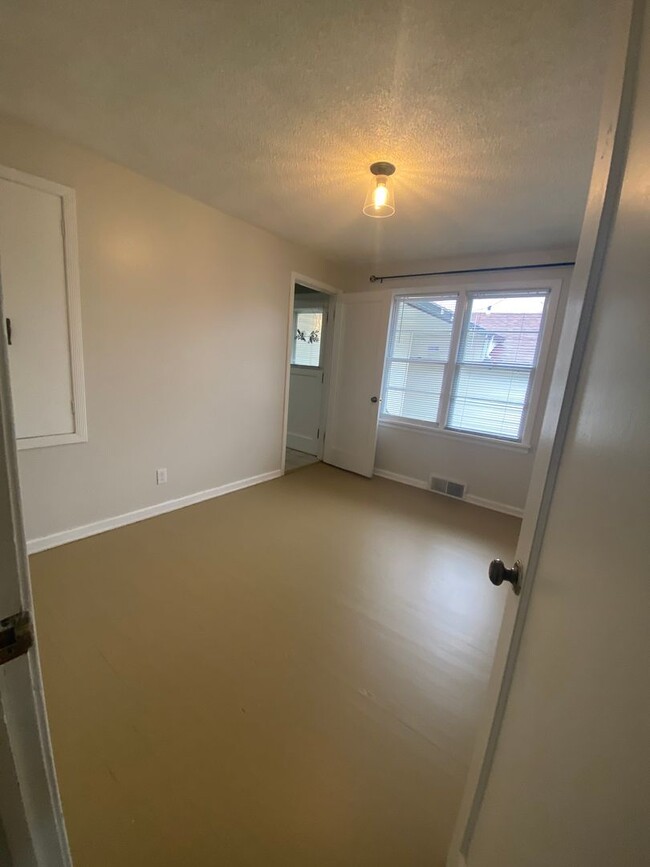 Building Photo - Audubon-Downriver Neighborhood 3+ bedroom,...