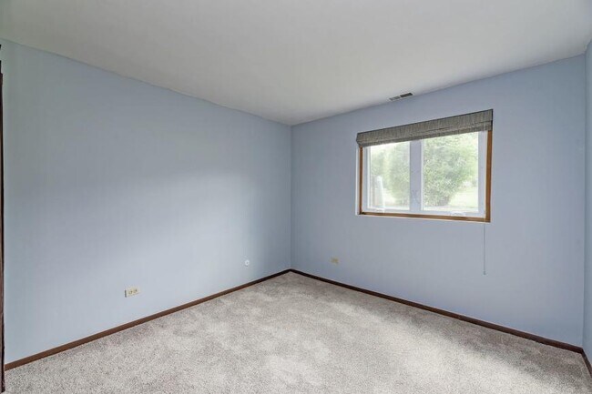 Building Photo - 2 bedroom in Wheaton IL 60189