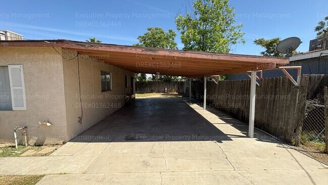Building Photo - 3 bedroom 1 bathroom house located near E. California Ave/ Mt Vernon Ave