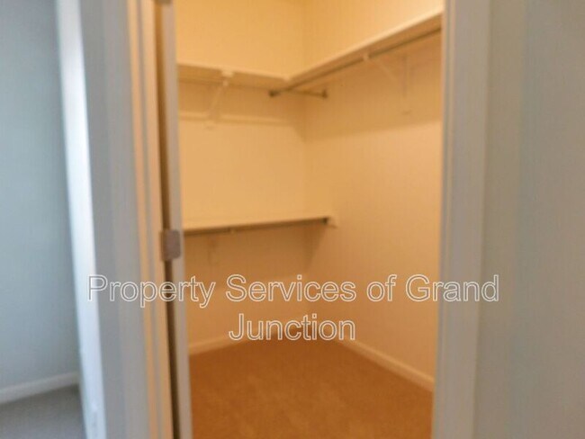 Building Photo - 621 Zenith Ln