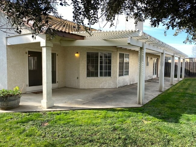 Building Photo - 4 bedroom with a 3 car garage!