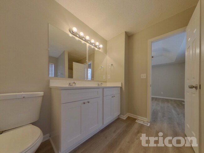 Building Photo - 210 Legend Dr