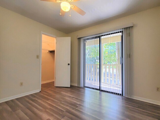 Building Photo - 2 bedroom, 1,5 bathroom townhouse in Mill Run