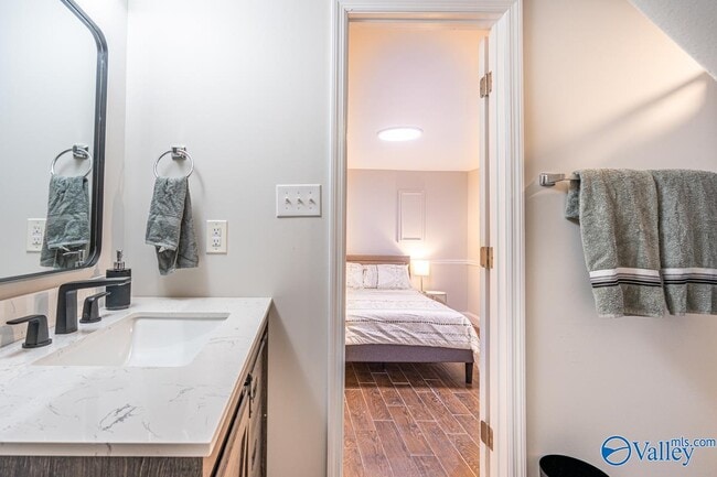 Building Photo - 702 Chambers Dr NE