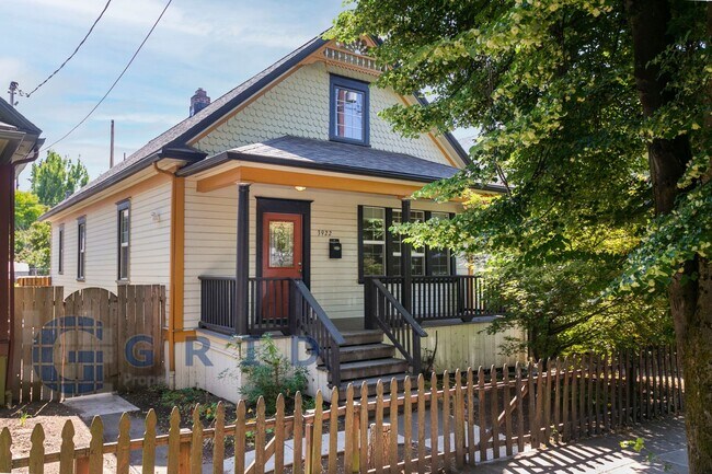 Building Photo - Gorgeous 2 Bedroom Victorian Home!
