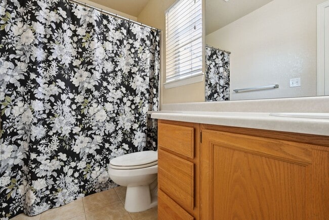 Building Photo - 2 Bedroom townhome in Denver