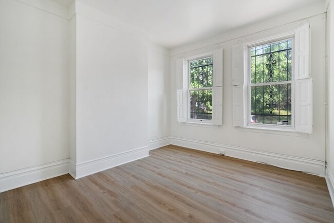 Building Photo - 3 bed 2 bath - fresh updates, central air,...
