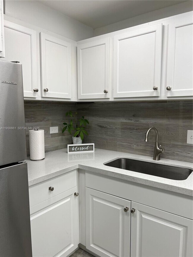 Building Photo - 3740 Inverrary Dr