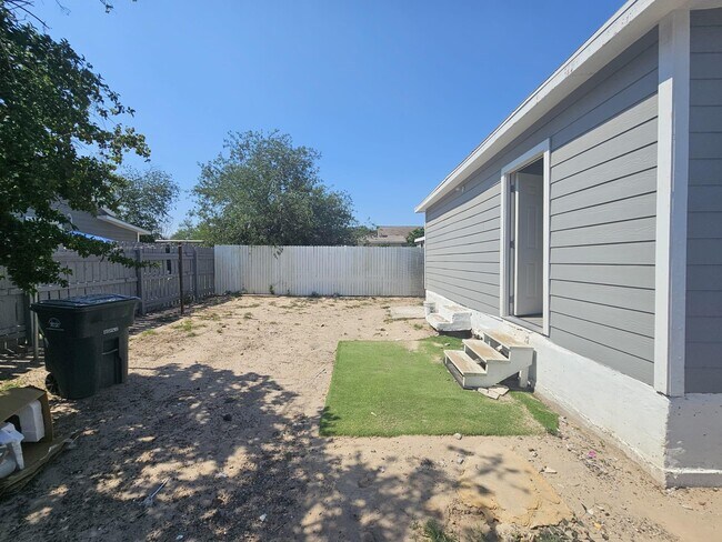 Building Photo - 1319 Santa Maria Ave