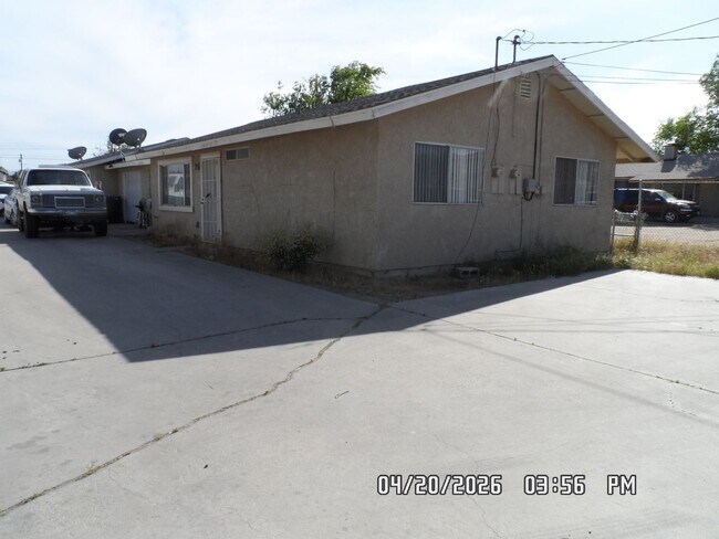 Building Photo - 16552 Vine St