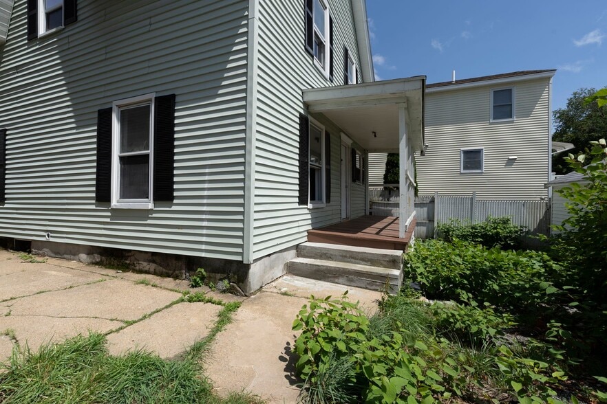 Building Photo - 571 Amherst St
