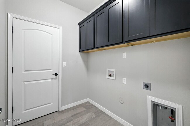 Building Photo - 221 Epsom Dr