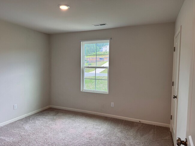 Building Photo - 2 STORY 3 BED, 2.5 BATH HOME LOCATED IN DENTON!!