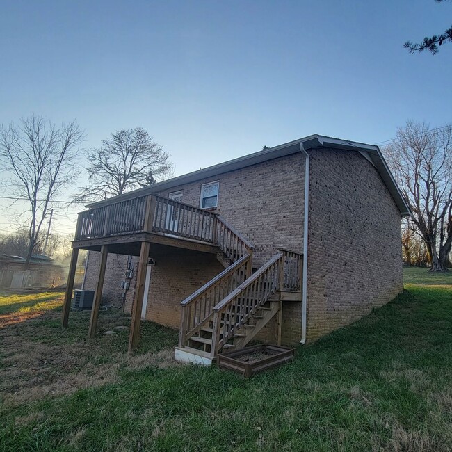 Building Photo - 3/1 Brick House-Cookeville- Full Unfinishe...