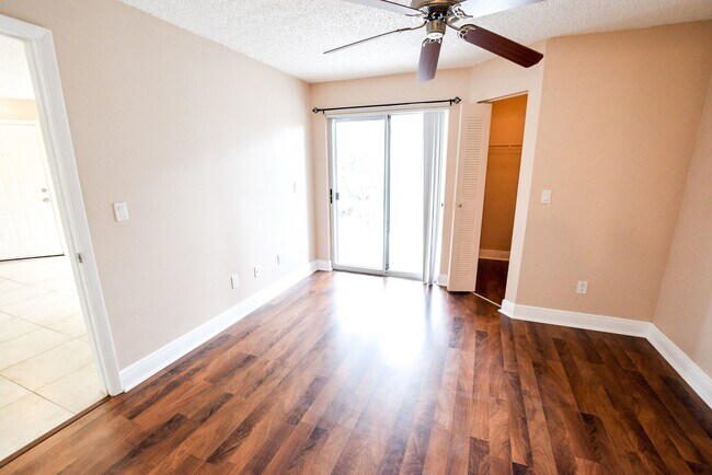 Building Photo - 2585 Grassy Point Dr