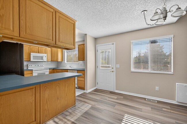 Building Photo - For Rent: Charming 4-Bedroom Tri-Level in ...